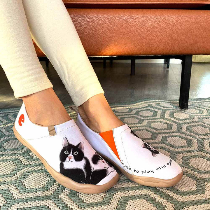 UIN Women Milky Kitty Women Canvas loafers